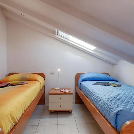 Modern Airconditioned 2-bedroom Lake Escape *