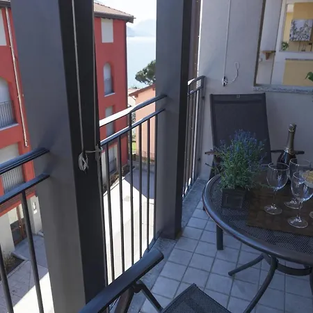 Modern Airconditioned 2-bedroom Lake Escape Apartment Acquaseria