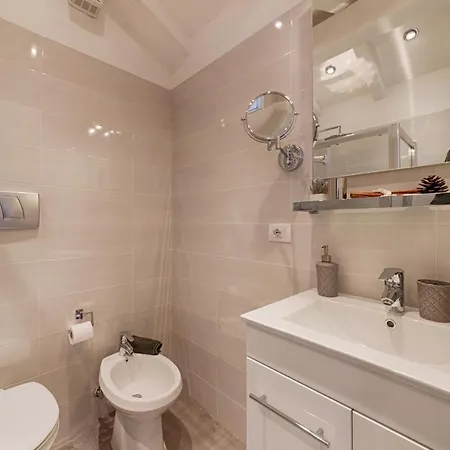 Apartment Modern Airconditioned 2-bedroom Lake Escape