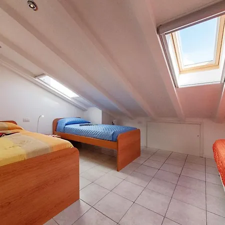 Modern Airconditioned 2-bedroom Lake Escape Acquaseria